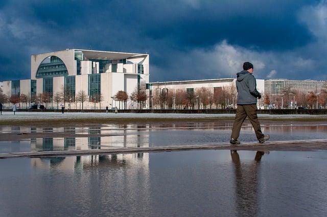 Rozdíly mezi „polite“ a „courteous“ v českém kontextu